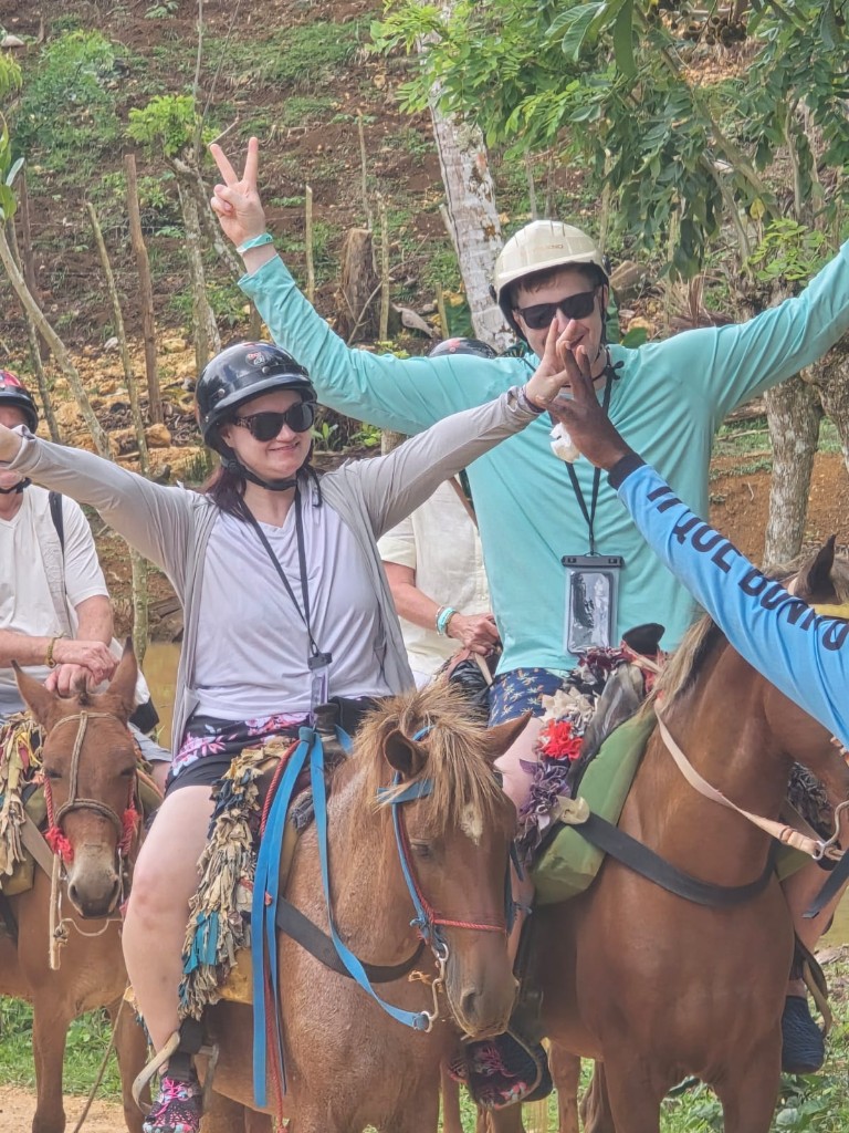 Pareja en el tour a caballo