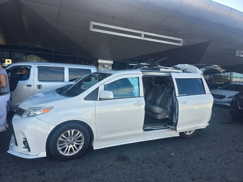 Van en el aeropuerto