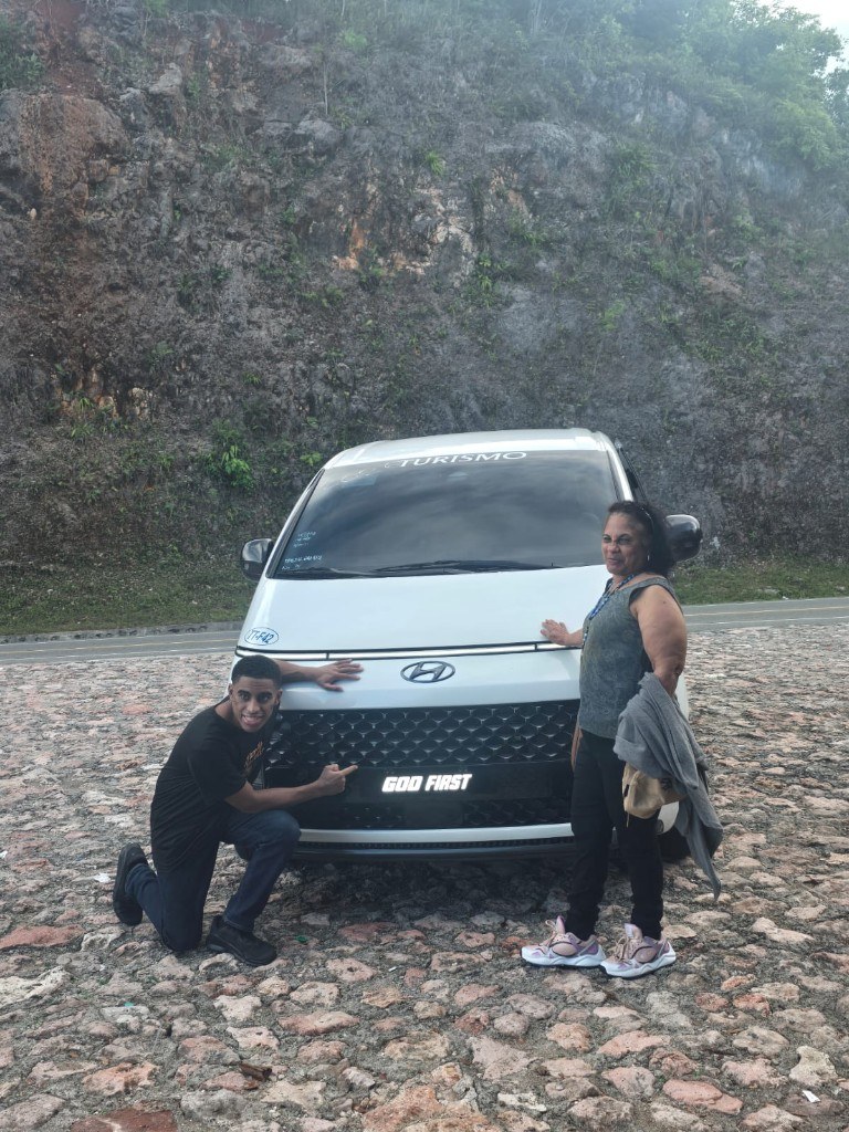 Van Turismo God First en Samaná